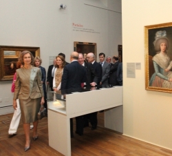 Su Majestad la Reina durante su recorrido por la exposición